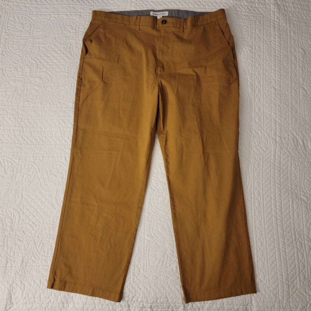 Amazon Essentials Mens Brown Mustard Classic Fit  Chino / Khaki Pant Size 42